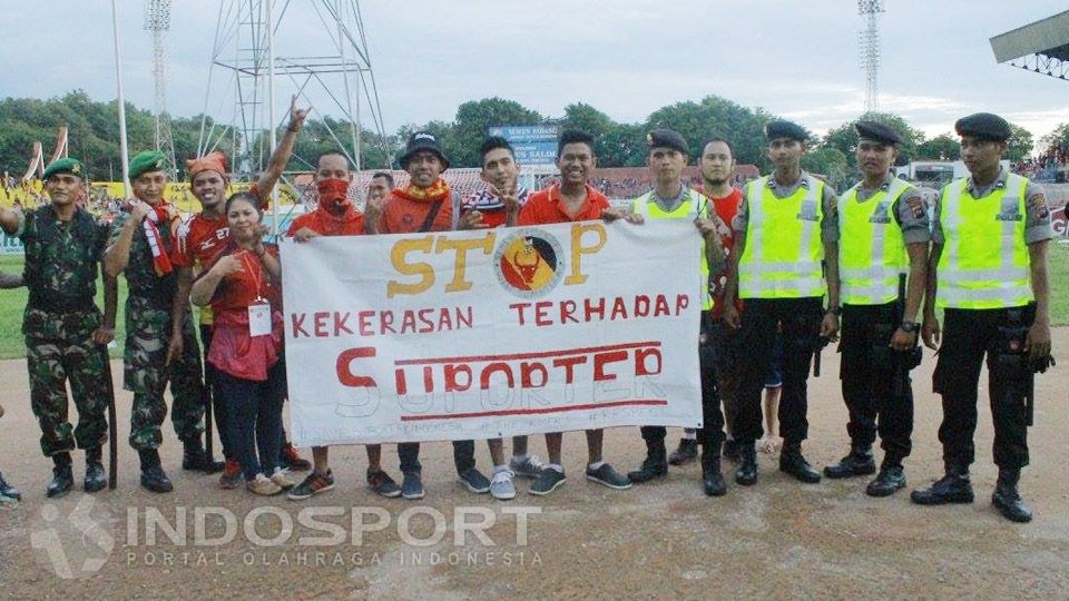 The Kmers saat melakukan konsolidasi dengan pihak keamanan beberapa waktu lalu. Copyright: &copy; Taufik Hidayat/INDOSPORT